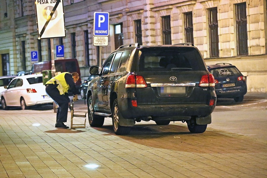 Prvú papuču dostalo toto auto. 