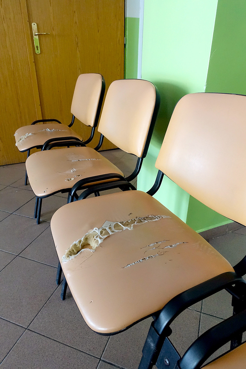 Stoličky v niektorých čakárňach