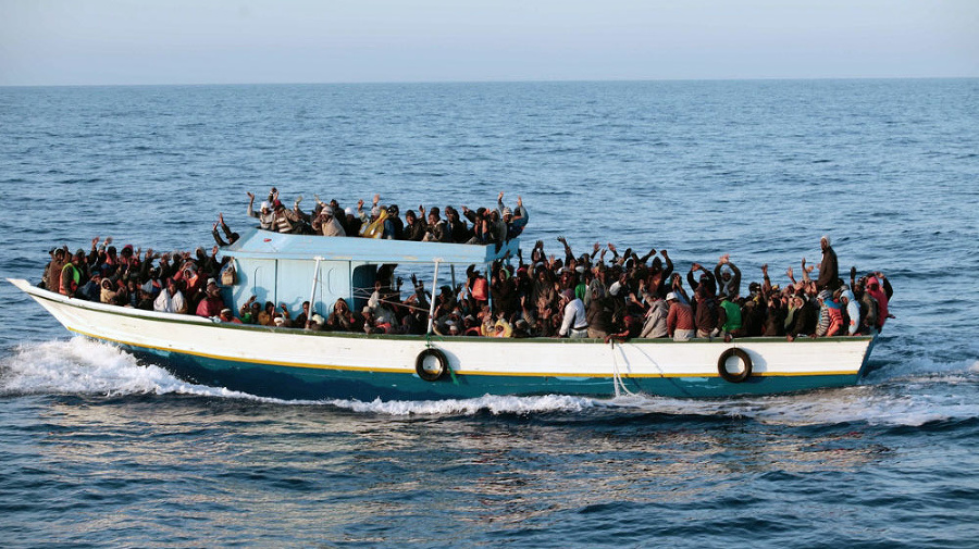 Lode preplnené imigrantami smerujú