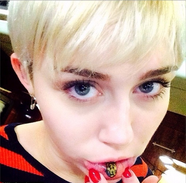 Miley sa novým tetovaním