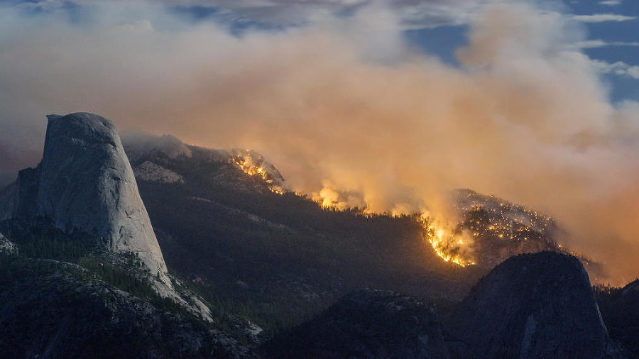 Kaliforniu trápia silné požiare.