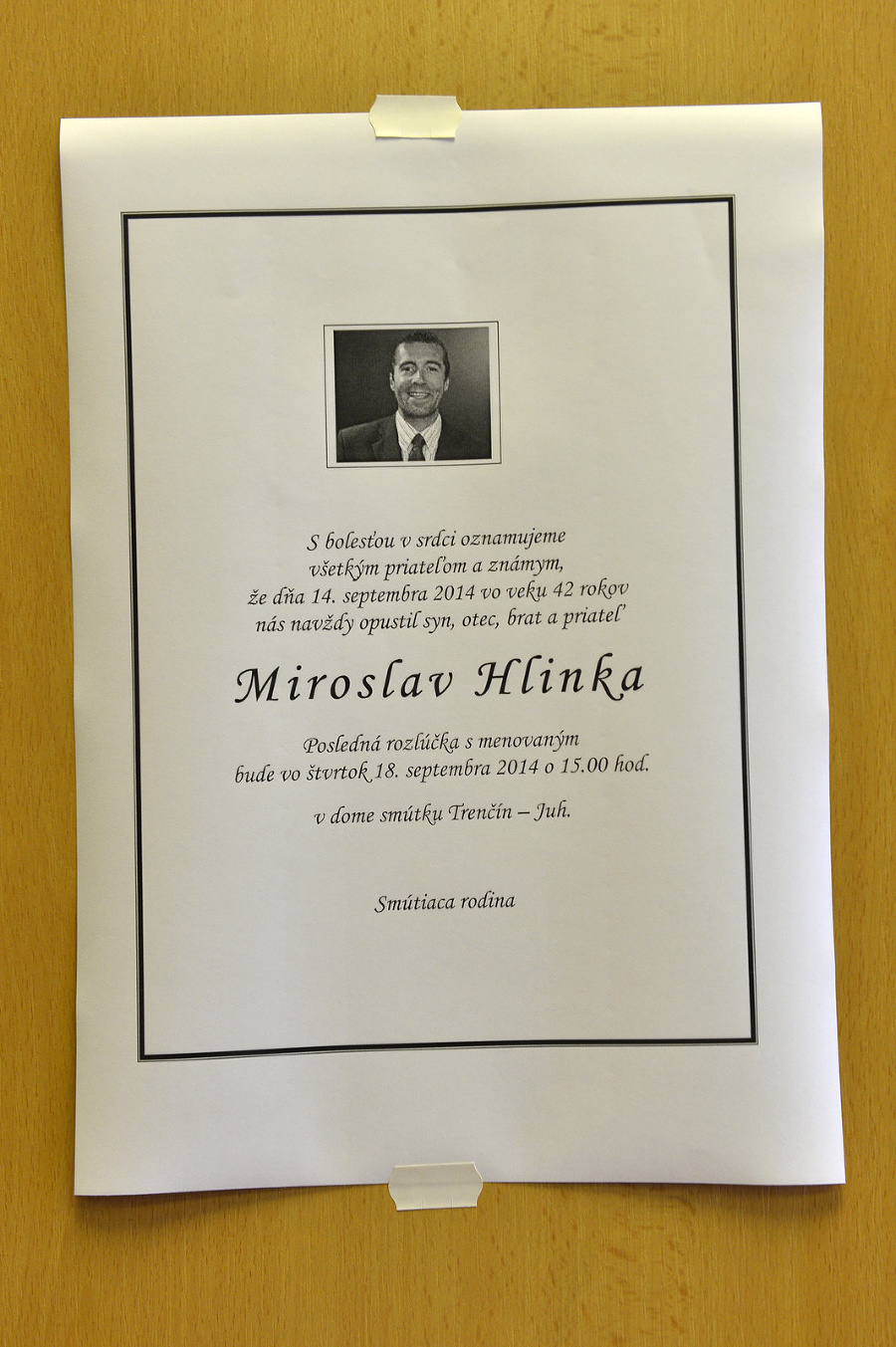 Smútočné oznámenie bývalého hráča Dukly Trenčín Miroslava Hlinku v tlačovom stredisku zimného štadióna.