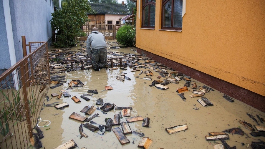 Muž pracuje v zaplavenej