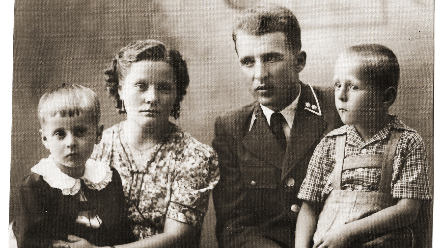 Horár Michal Mihálik s manželkou Annou a synmi Ivanom a Dušanom (vľavo) v čase, keď zachránili sedem Američanov.