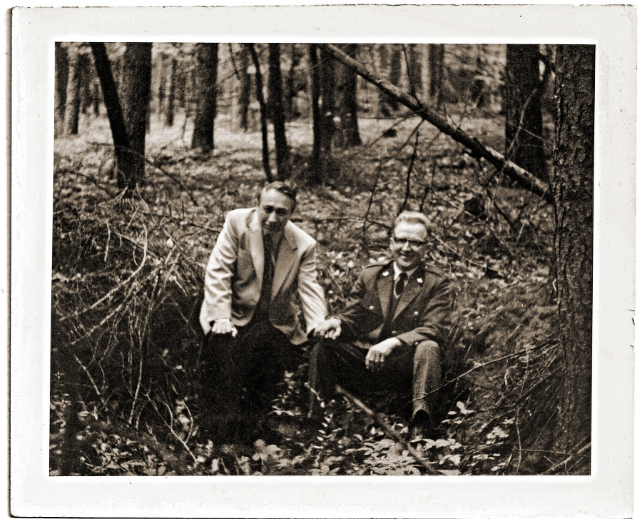 Charles Edison s horárom Mihálikom (vpravo) v roku 1971 na mieste, kde mali zemľanku.
