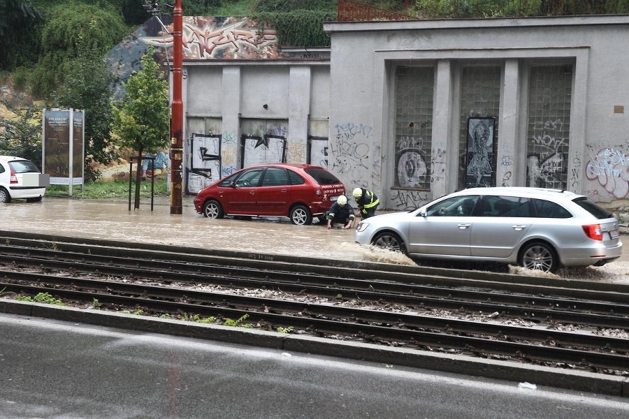 Bratislavské cesty sú zaplavené.