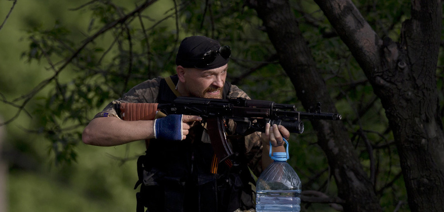 Proruský ozbrojenec drží zbraň