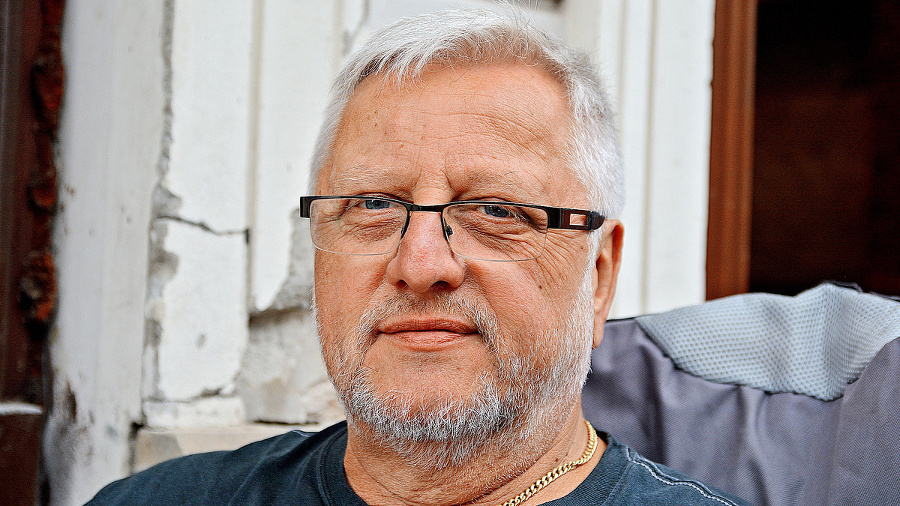 Karol Linhart (59), starožitník,