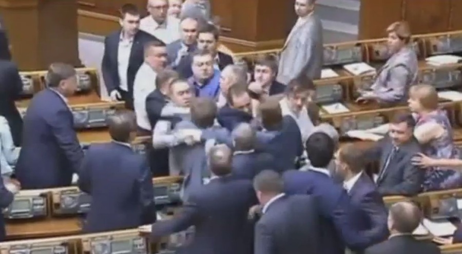 Poslanci ukrajinského parlamentu sa