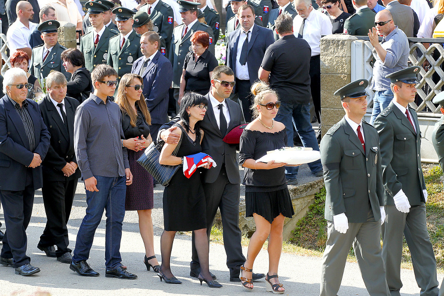 Poslednú rozlúčku najťažšie prežívali jeho mamička a sestra.