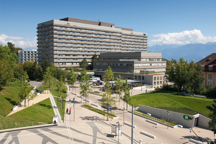 Univerzitná nemocnica v Lausanne je od dneška novým miestom pobytu Michaela Schumachera.