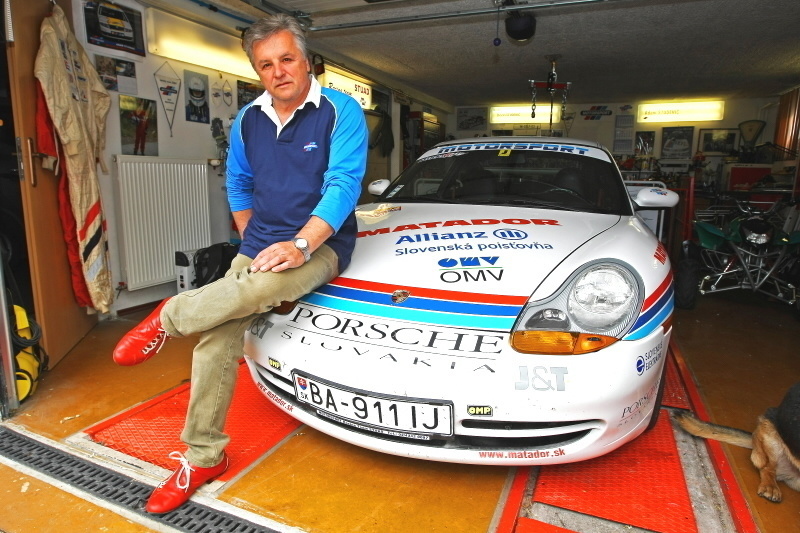 Studeniča (58) zastavili na tomto športovom Porsche 911 GP3. Odmietol fúkať, tak mu zadržali vodičák.