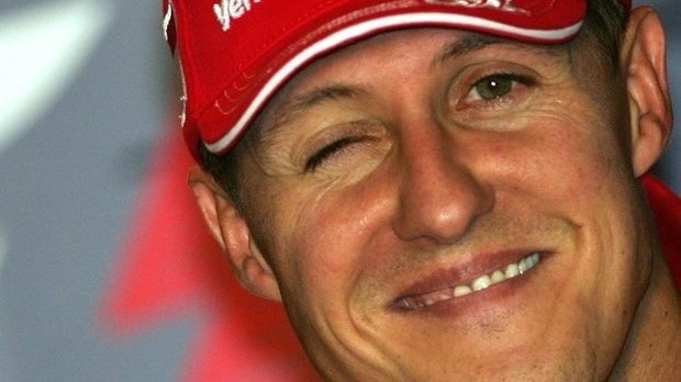 Po mesiaci v umelom spánku sa Schumacher začína prebúdzať.