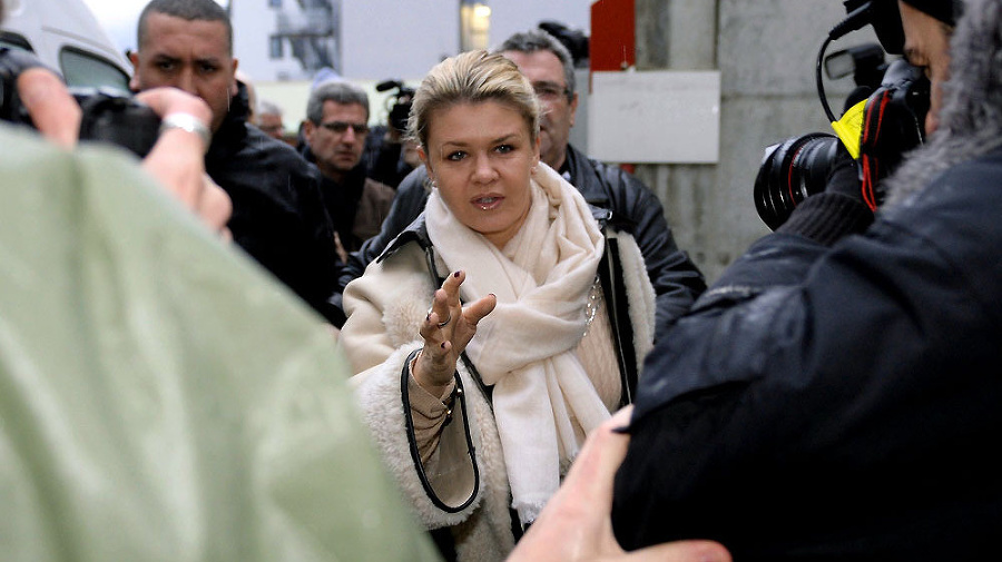 Corinna prichádza každý deň na dlhé hodiny za manželom do nemocnice.