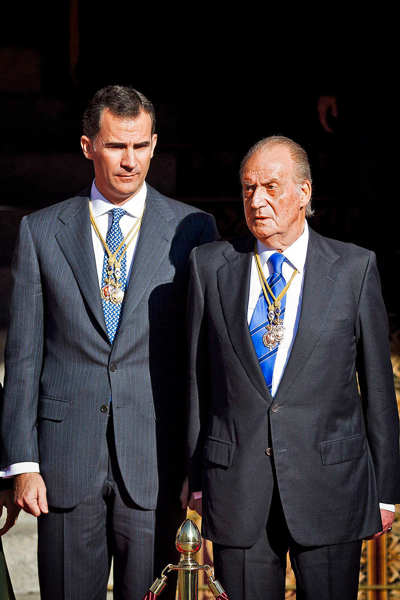 Platy princa Felipeho (vľavo)