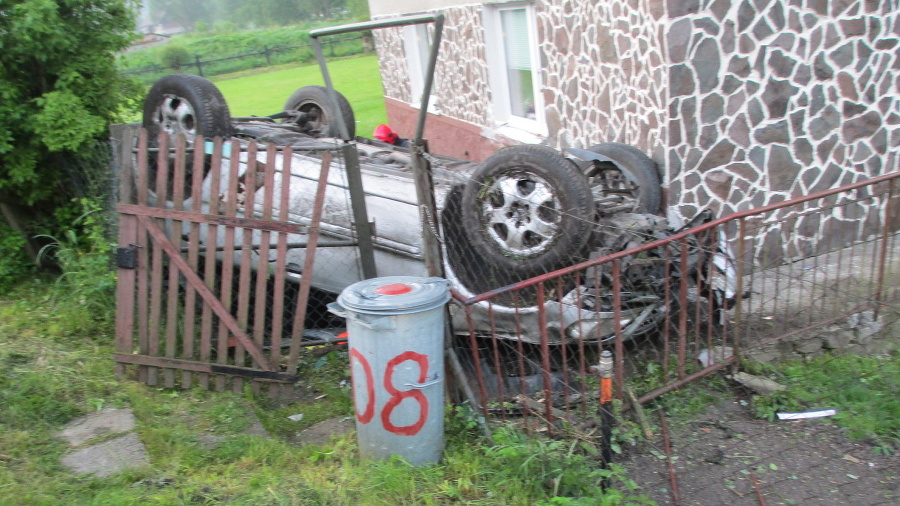 Mercedes nabúral do plota, preletel cez záhradu a skončil pod oknami rodinného domu.