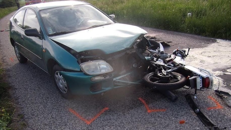 Záchranár Denis († 37) na motorke narazil do osobného auta.