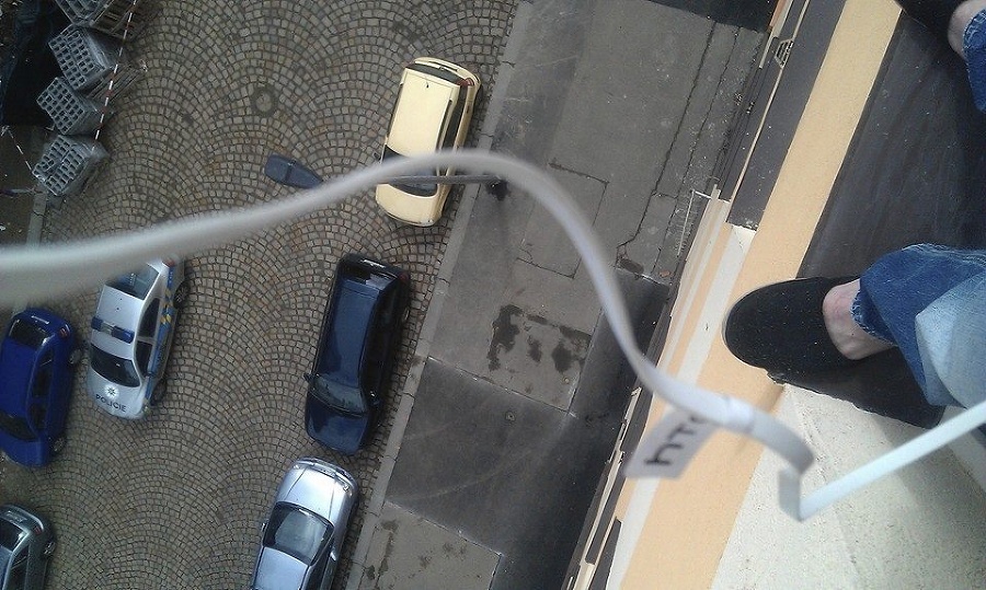 Milan skočil zo šiesteho poschodia.