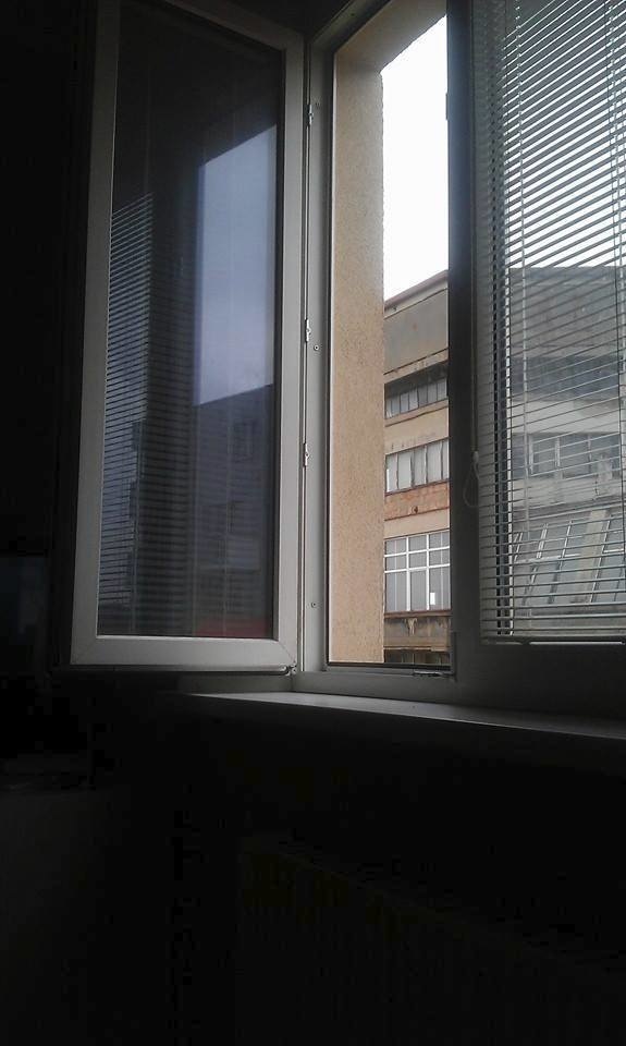 Bývalý pornoherec si odfotil okno, z ktorého skočil.