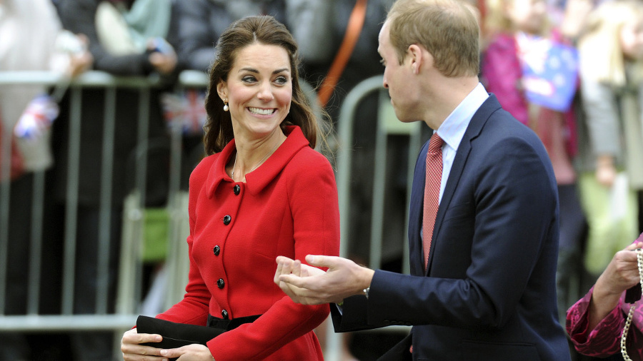 William a Kate prichádzajú na ihrisko.