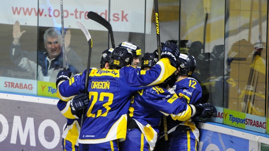 Na snímke radosť domácich hokejistov Piešťan po strelení gólu v treťom zápase semifinále play off extraligy ŠHK 37 Piešťany - HC Košice v Piešťanoch v piatok 28. marca 2014.