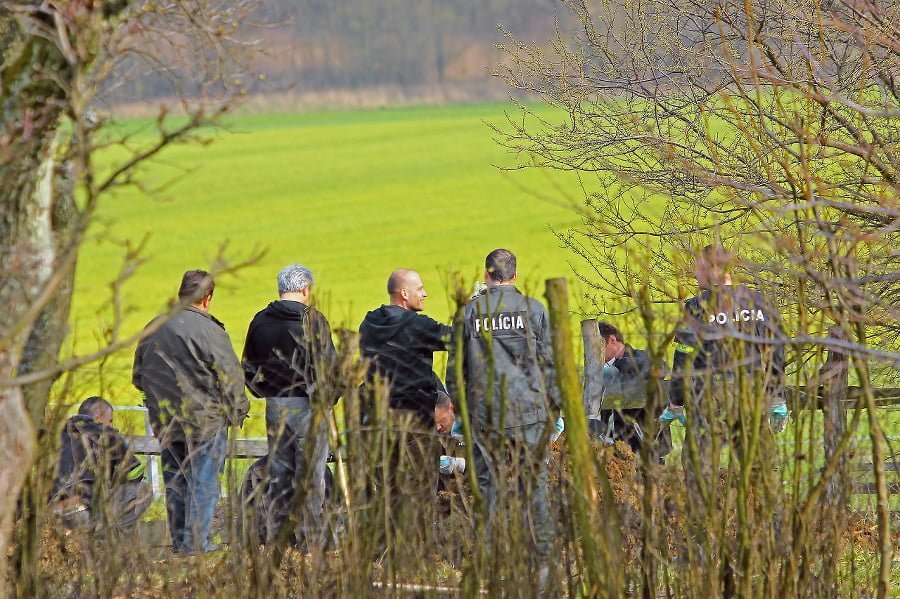 Policajti sa v záhrade