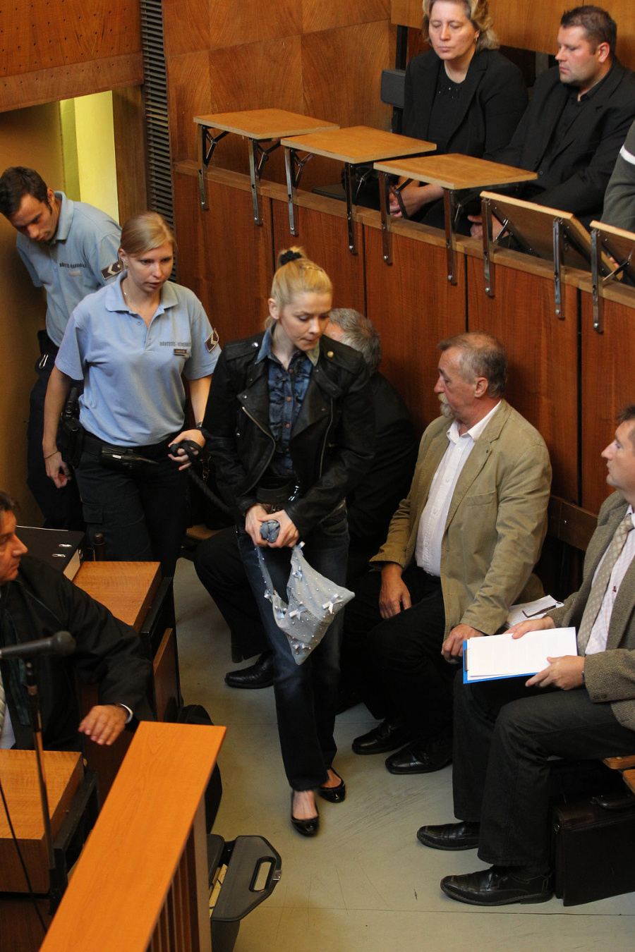 3. septembra 2013: Rezešová na súd prišla v čiernom oblečení, v rukách mala rifľovú kabelku s mašličkami. 