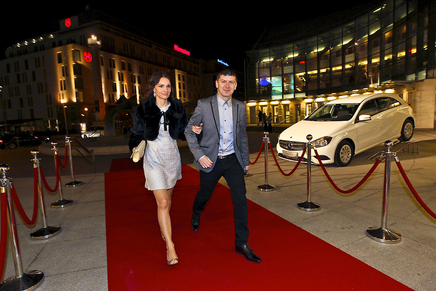 Moderátora Andreja Bičana sprevádzala manželka Edita. 