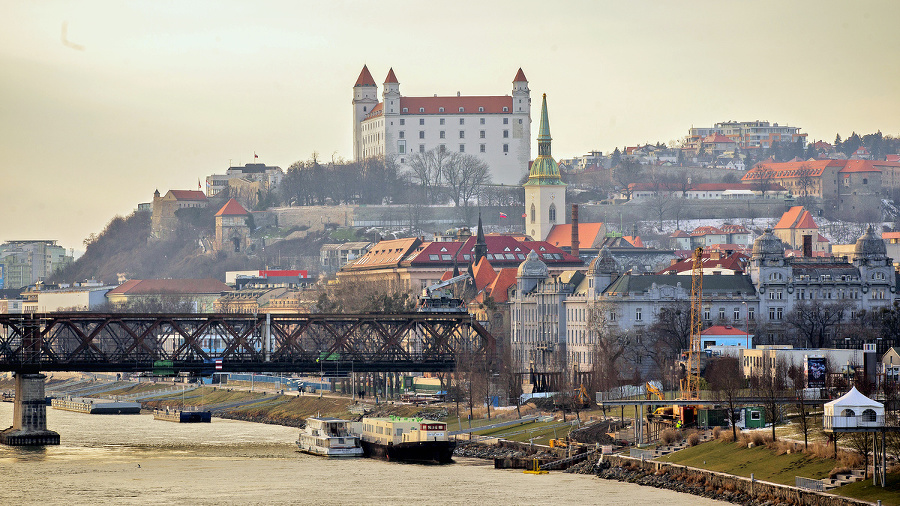 Dominantnou Bratislavy je do výšky sa týčiaci sa hrad.
