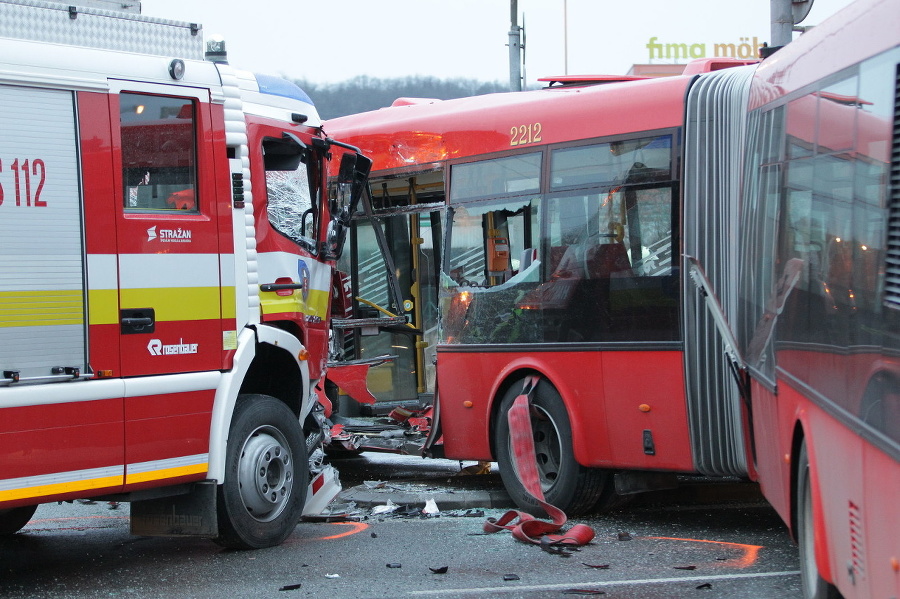 V Bratislave sa zrazili autobus a hasičské auto.