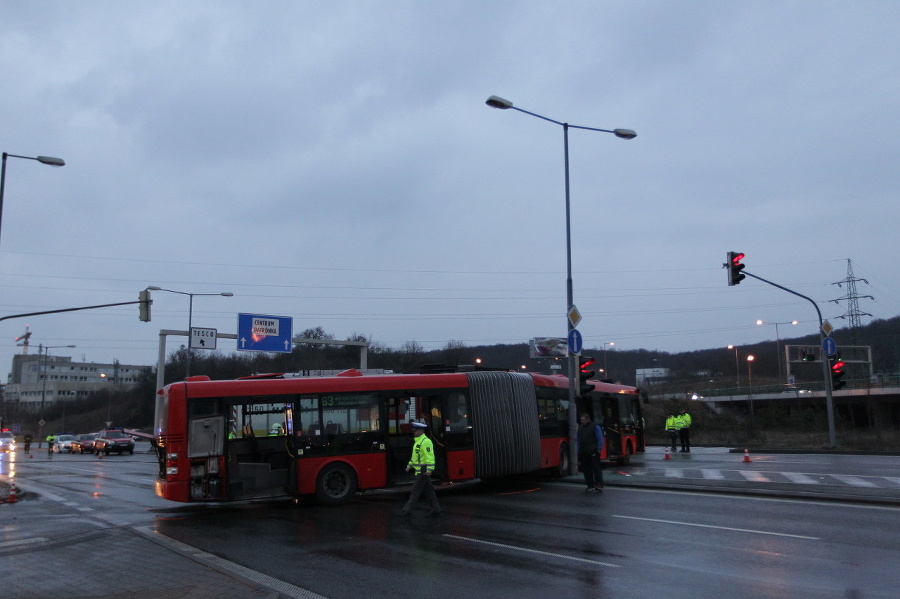 V Bratislave sa zrazili autobus a hasičské auto.