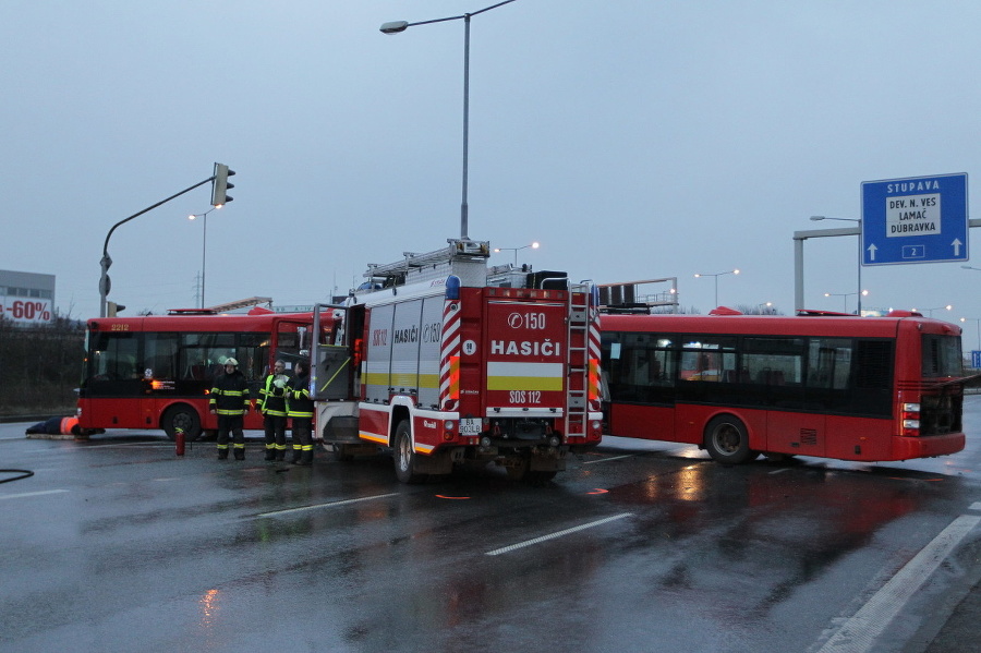 V Bratislave sa zrazili autobus a hasičské auto.
