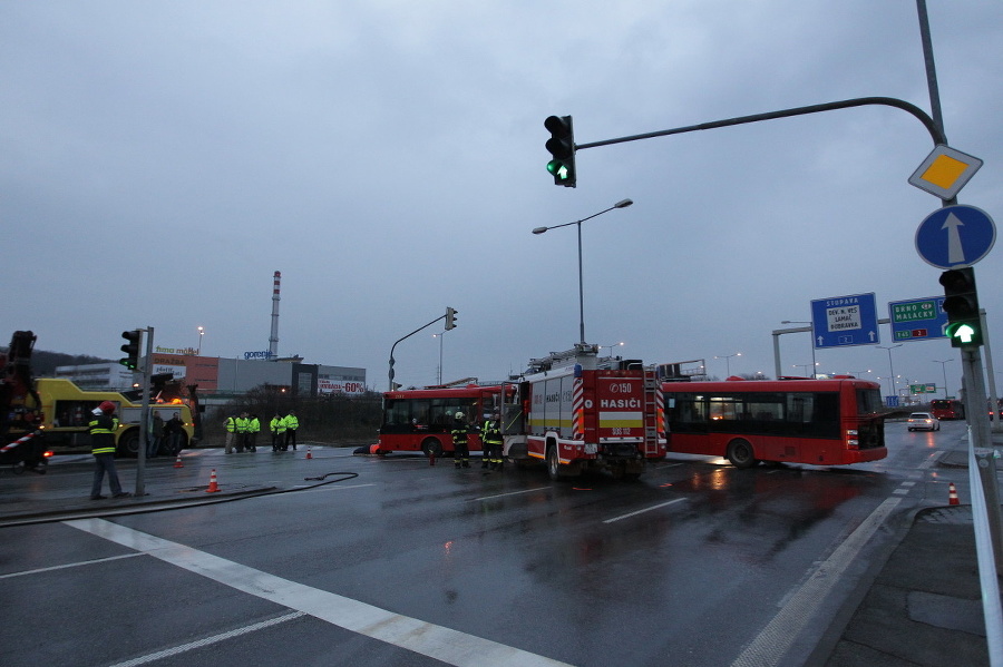 V Bratislave sa zrazili autobus a hasičské auto.