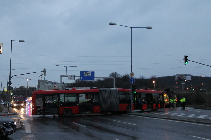 V Bratislave sa zrazili autobus a hasičské auto.