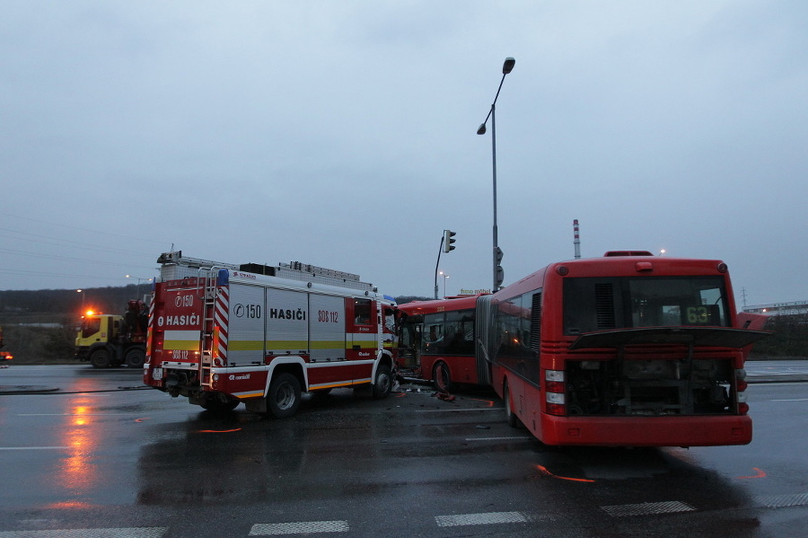 V Bratislave sa zrazili autobus a hasičské auto.
