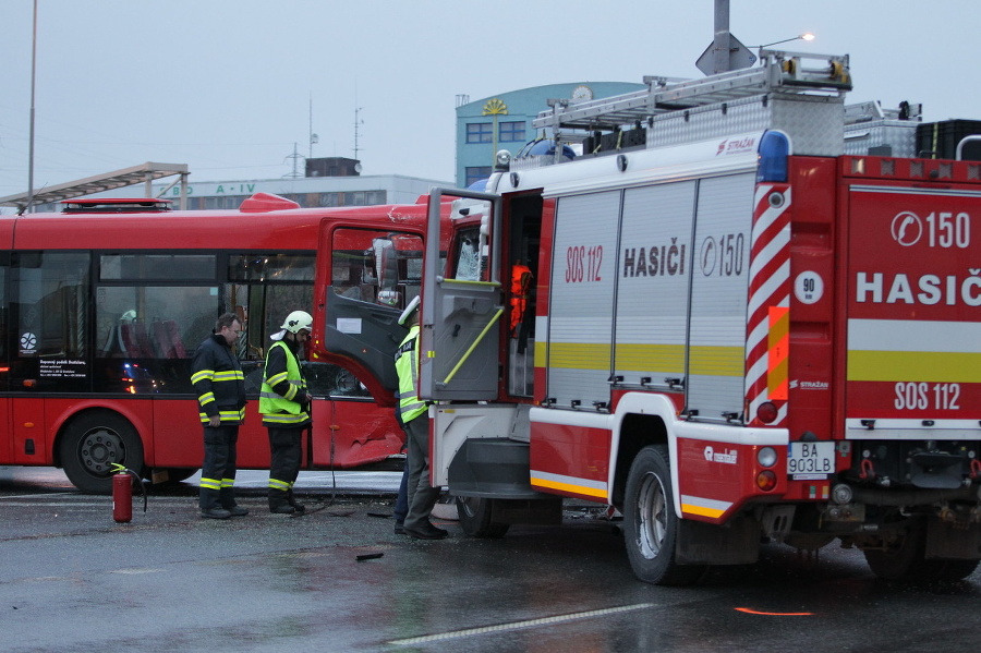 V Bratislave sa zrazili autobus a hasičské auto.