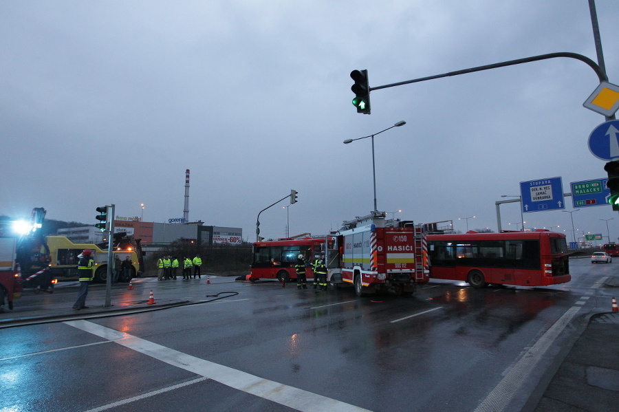 V Bratislave sa zrazili autobus a hasičské auto.