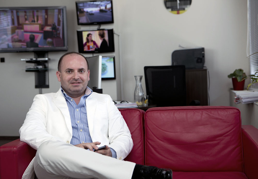 V pracovni mu pribúdajú obrazovky na každý televízny kanál Jojky. 
