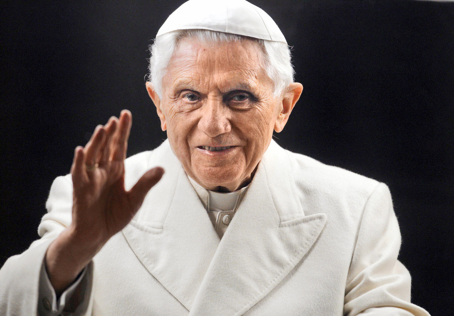 Benedikt XVI stihol pred