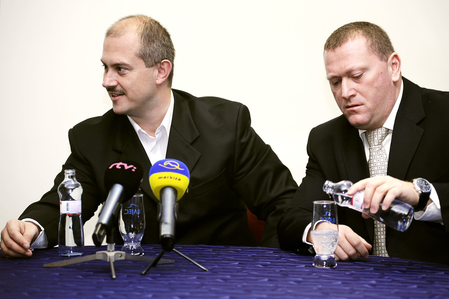Miroslav Belička (vpravo) podporuje