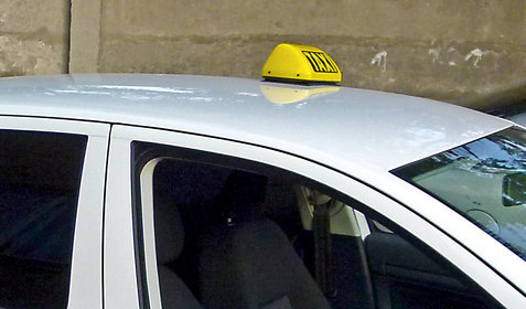 Keď Július Žákovic taxislužbu v Trnave rozbiehal, nasadil cenu 2,50 eura za kilometer, čo sa jeho konkurentom nepáčilo.