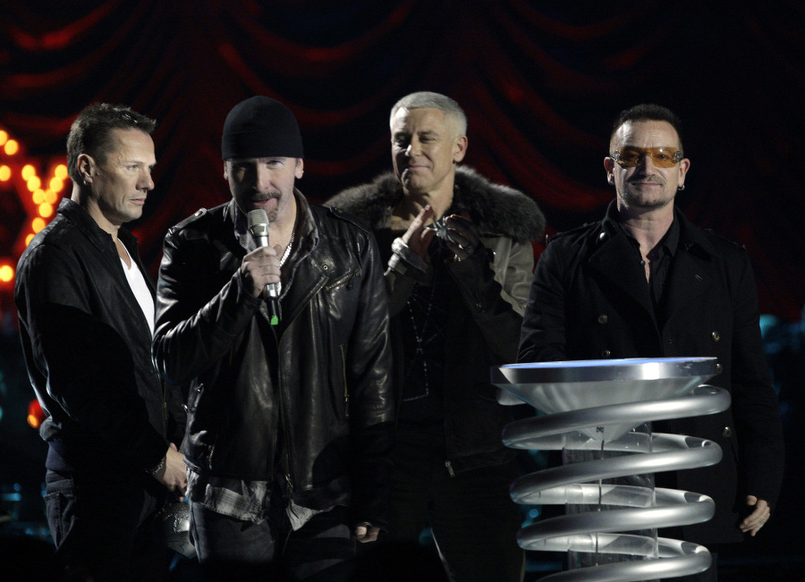 Skupina U2 počas udeľovania
