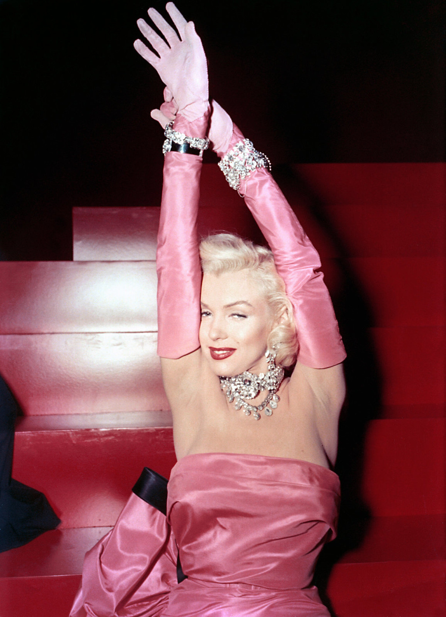 Marilyn Monroe v saténových ružových šatách v klipe k pesničke Diamonds Are A Girls Best Friend.