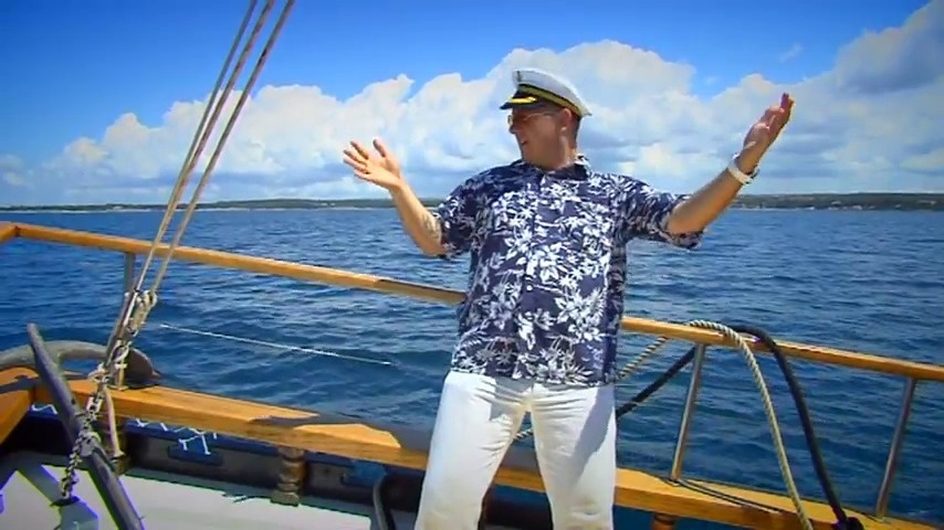 Hit Abu dabi čabi. Svoj outfit obohatil o námornícku čiapku.