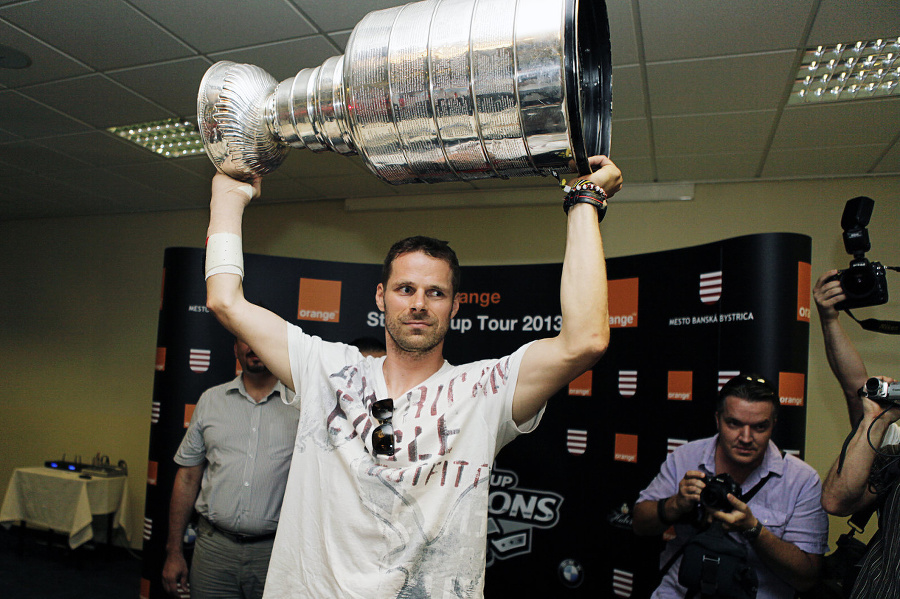 Michal Handzuš zdvihol cennú trofej nad hlavu aj v Banskej Bystrici.