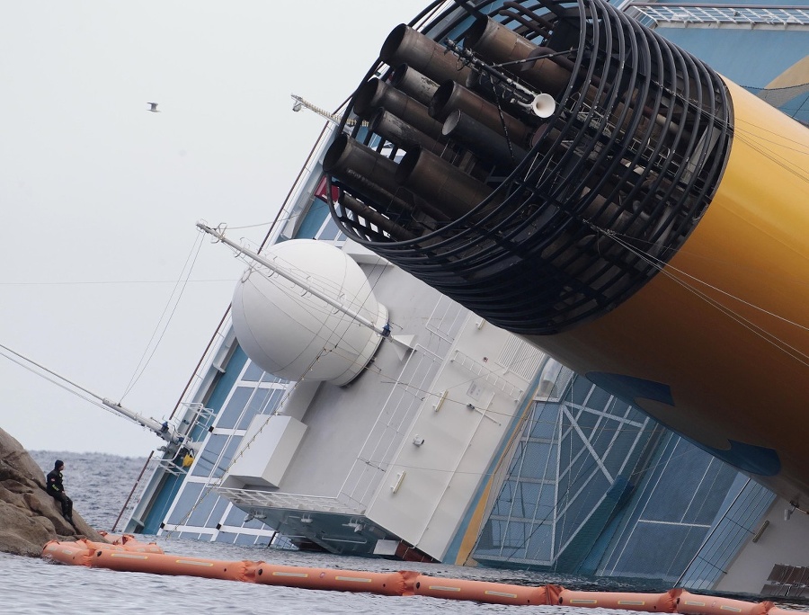 Naklonená výletná loď Costa Concordia. Taliansky Titanic sa potápa neďaleko ostrova Giglio. 
