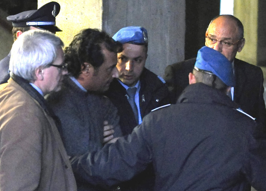 Kapitána talianskej výletnej lode Costa Concordia Francesca Schettina vedú karabinieri do väzby. 