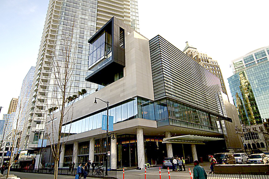 Hercovo telo našli v izbe hotela Fairmont Paciﬁ c Rim vo Vancouvri.