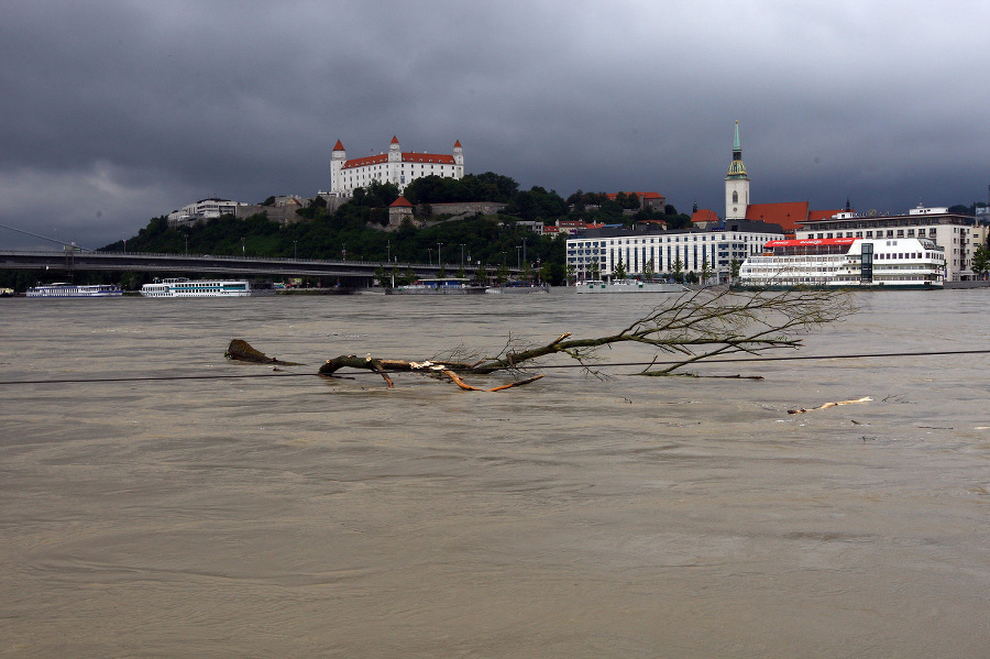 Bratislavu začala zalievať voda