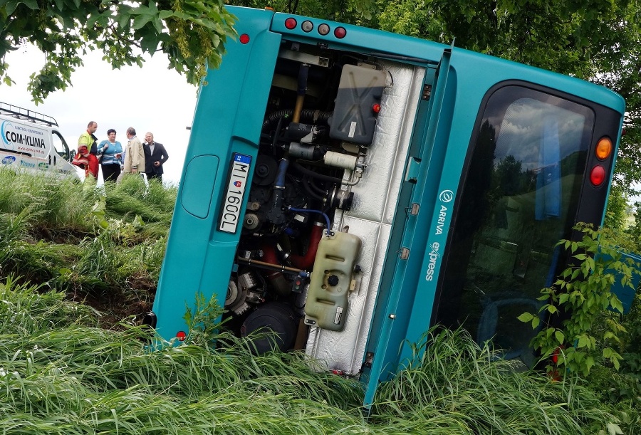 Nehoda autobusu a osobného